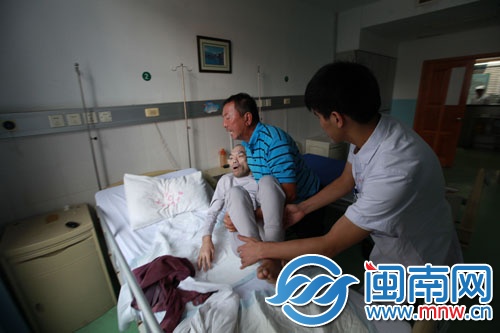 老庄将王育斌抱到病床上