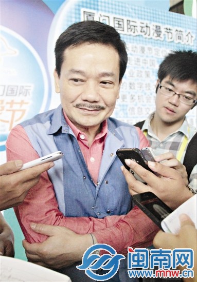 黄玉郎接受记者采访