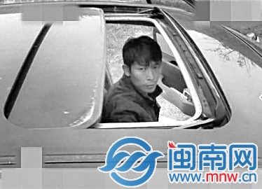 灵灵的父亲指着天窗讲述悲剧发生的一幕