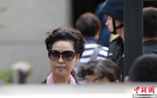 宣判结束后梦鸽面无表情走出海淀法院，乘车离开