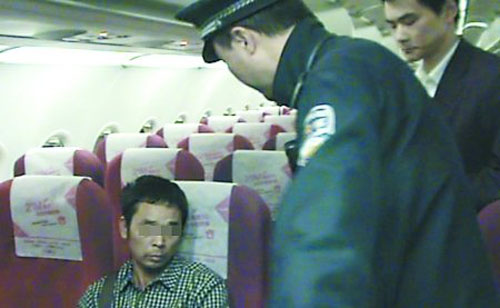 民警正劝说“霸占”飞机的男子