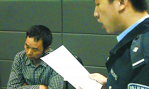 民警宣读拘留处罚书通讯员 陈昌海 记者 龙在全 摄