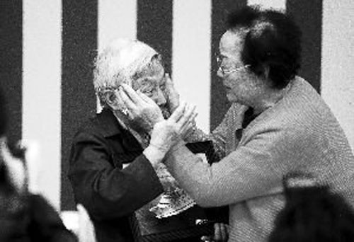 南京大屠杀幸存者与韩国慰安妇相拥而泣