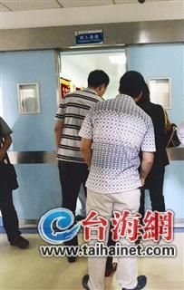 阿婆家属在病房外等待