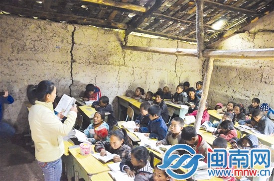 支教老师郭彦正在简陋的教师里给孩子们上语文课