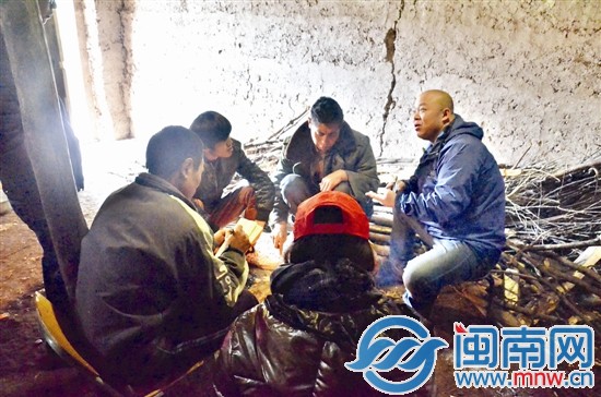 阿土找来村支书和村长以及学校老师,一起商讨建校事宜