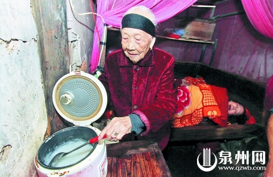 虽已年迈，王算仍每天为卧床的七旬女儿熬粥、擦身，