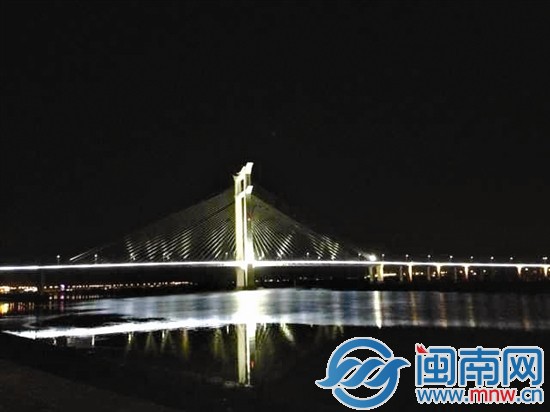 夜景灯亮起，晋江大桥显得更雄浑壮美