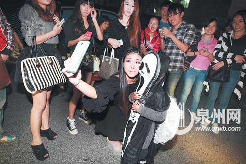 美女与小鬼
