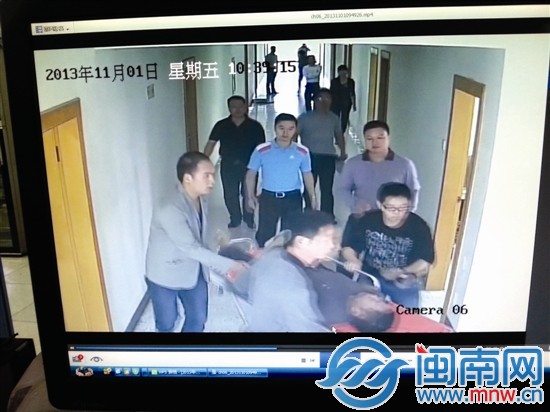 监控显示，老伯倒地后，工作人员立即叫来了急救人员