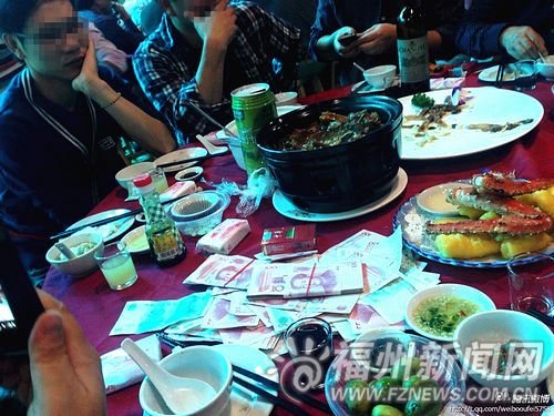 参加丧事宴席的宾客都能拿到1800多元