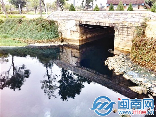 前日，安平桥水头桥头水黑如墨