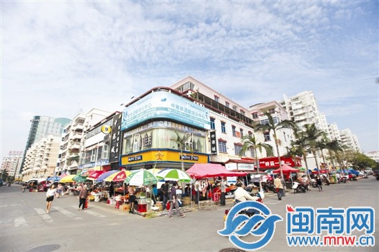 大清早，在市区圣湖路口，小摊的吆喝声、喇叭声，常