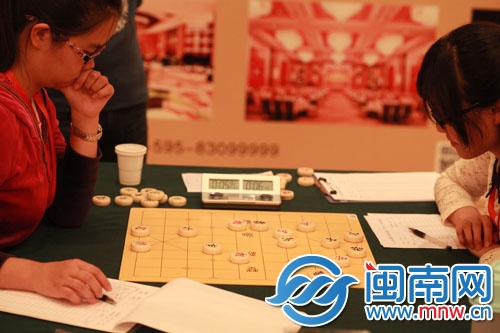 昨天下午比赛现场，两名年轻女将看着棋盘思索