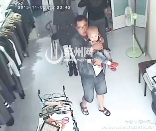 鸳鸯大盗抱小孩泉州进店偷手机 宝宝成行窃"工具"