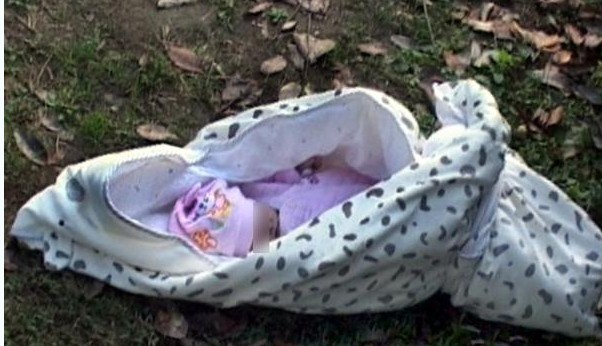 刚出生婴儿被遗弃冻死