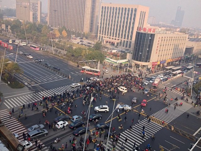 图为爆炸现场