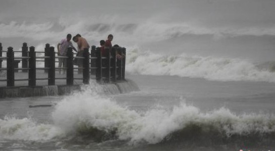 “海燕”逼中越边境