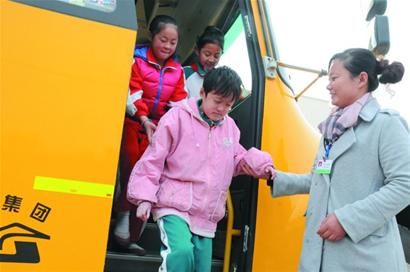 谭文静在小学门口下车