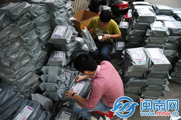 快递公司员工直接入驻泉州市区幸福街处理堆积如山的