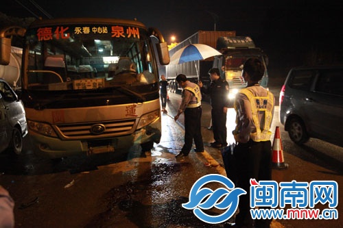 民警正在勘查车祸现场
