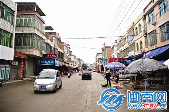 10几年前修建这条南北街，南胜镇政府欠下债务，至今