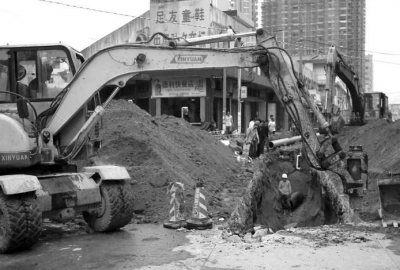 工人在洪濑镇江滨东路挖排水沟