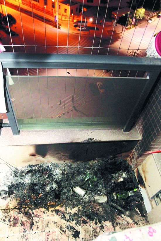 小李家的阳台突然起火