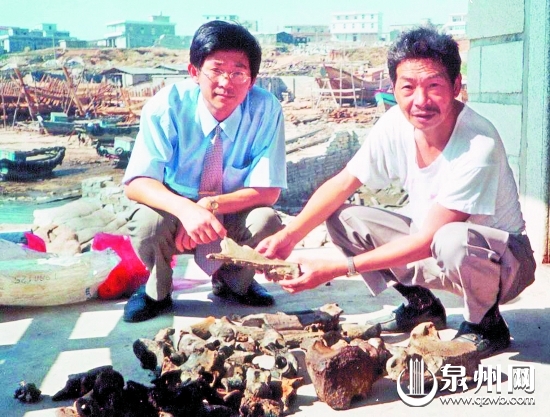 林少川（左）与刘志成在发现“海峡人”化石的考古现