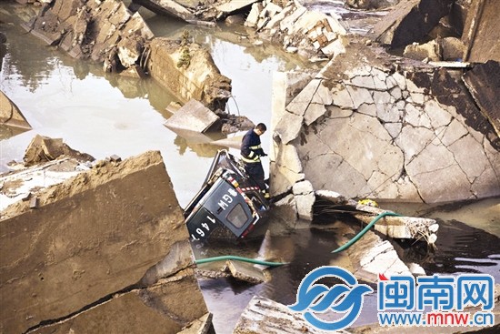 水泥围栏被炸碎