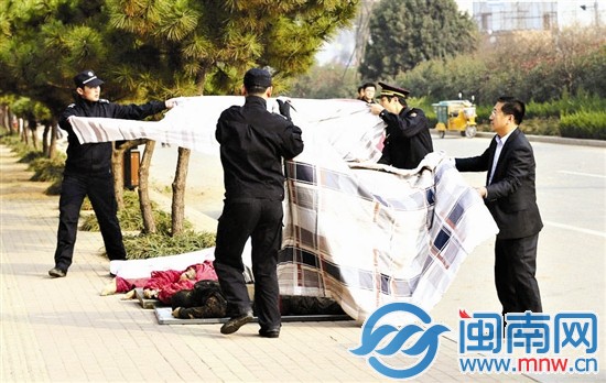 工作人员在安置遇难者遗体