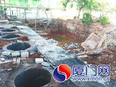 大坑边这些深井，是业主为邻居做的维护桩