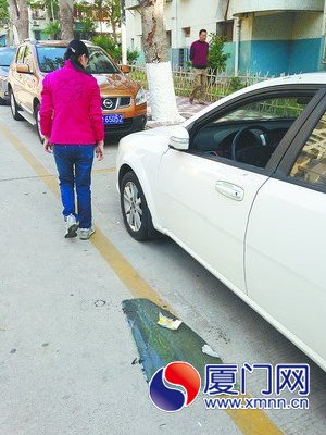 停在路边的车也被砸