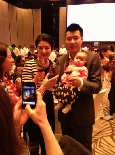黄奕老公黄毅清发微博 急着要离婚:一分钟都等不了
