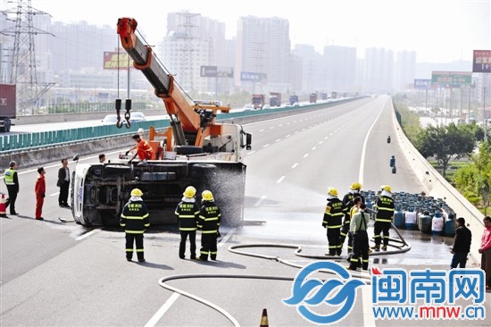 为防止爆炸，消防官兵朝货车喷水，3个泄漏气罐被移