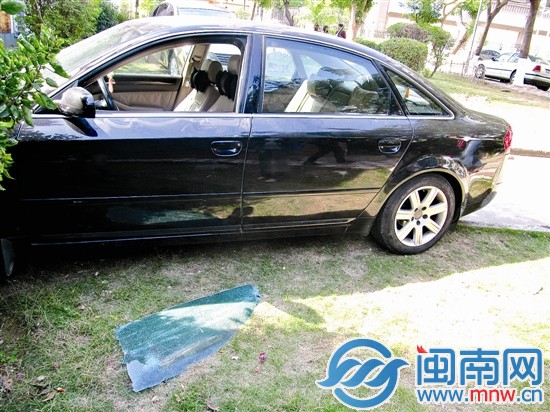 在仙阁里小区，一辆车车窗玻璃整个掉落