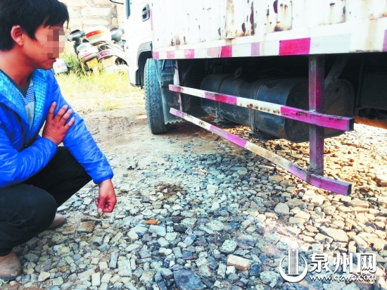 车主张先生向记者讲述事情经过
