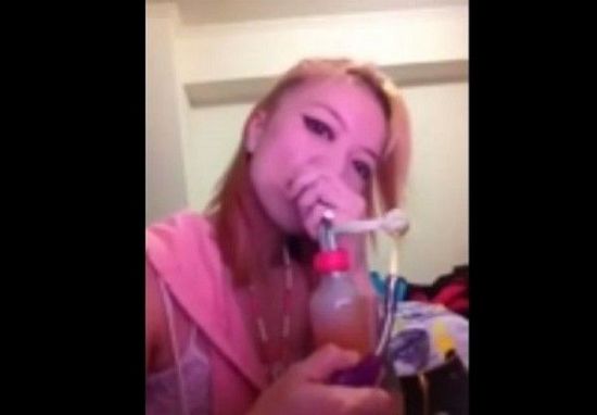 女子上传吸毒照片