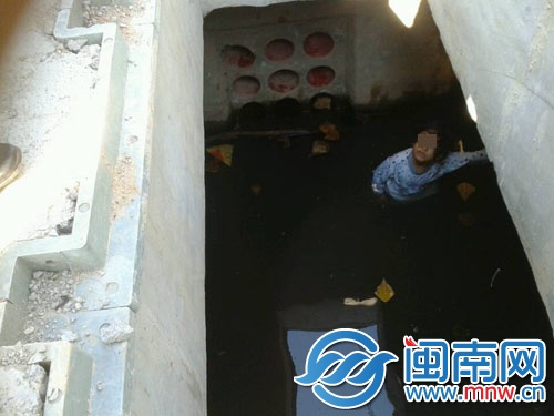 小女孩落污水井，水深及其腰部