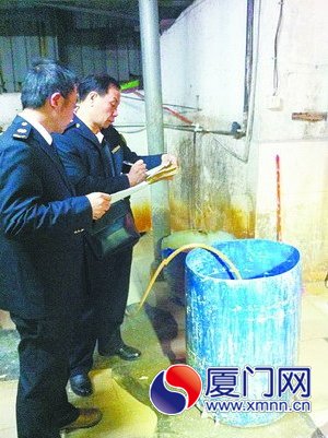执法人员现场查处