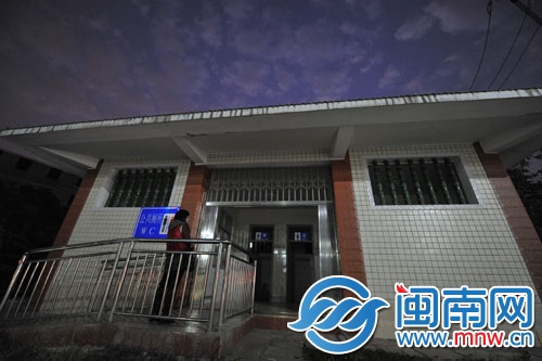 塘西杏内公厕昨已整改，只是厕灯未能正常亮