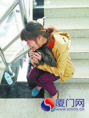 小煌屿的母亲在ICU病房外哭泣