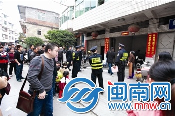 事发现场，警方正在屋内尸检