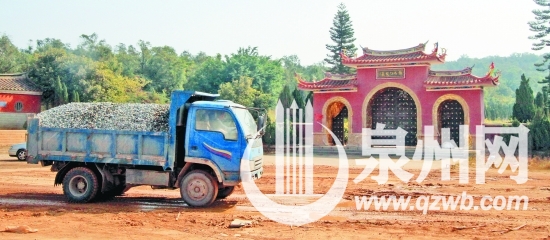 南安市郑成功陵园大门紧闭，一辆土方车从满是泥泞的
