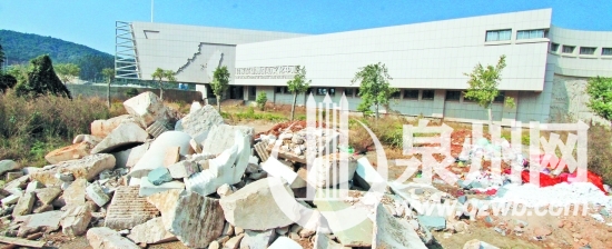 郑成功文化中心被垃圾围困