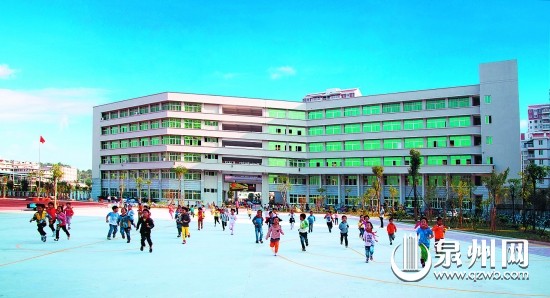 见龙亭小学孩子们奔跑在现代化的操场上