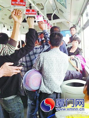 灭火器爆喷后，司机安抚乘客