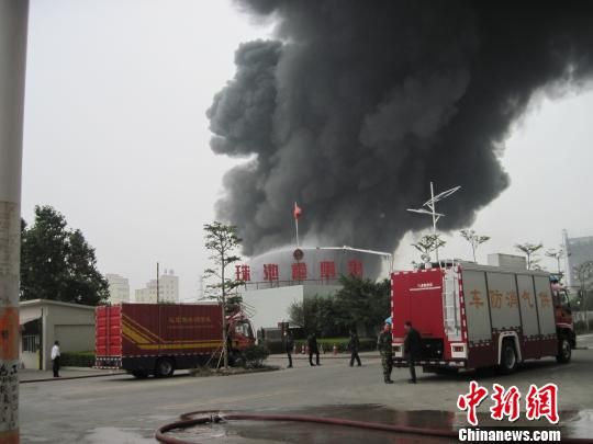 汕头市区一工厂发生火灾 28辆消防车赶至灭火