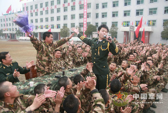 资料图：中国文艺兵与官兵互