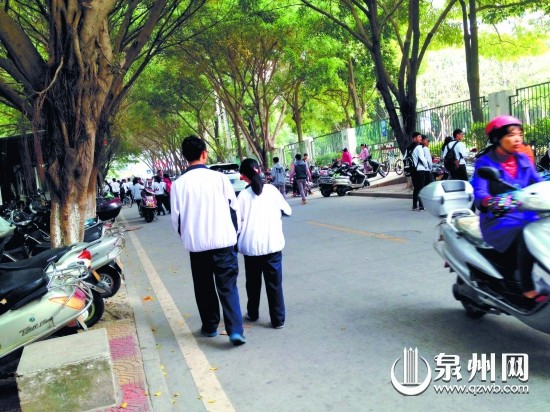 如何对待中学男女生之间的关系，是家长和老师关注的